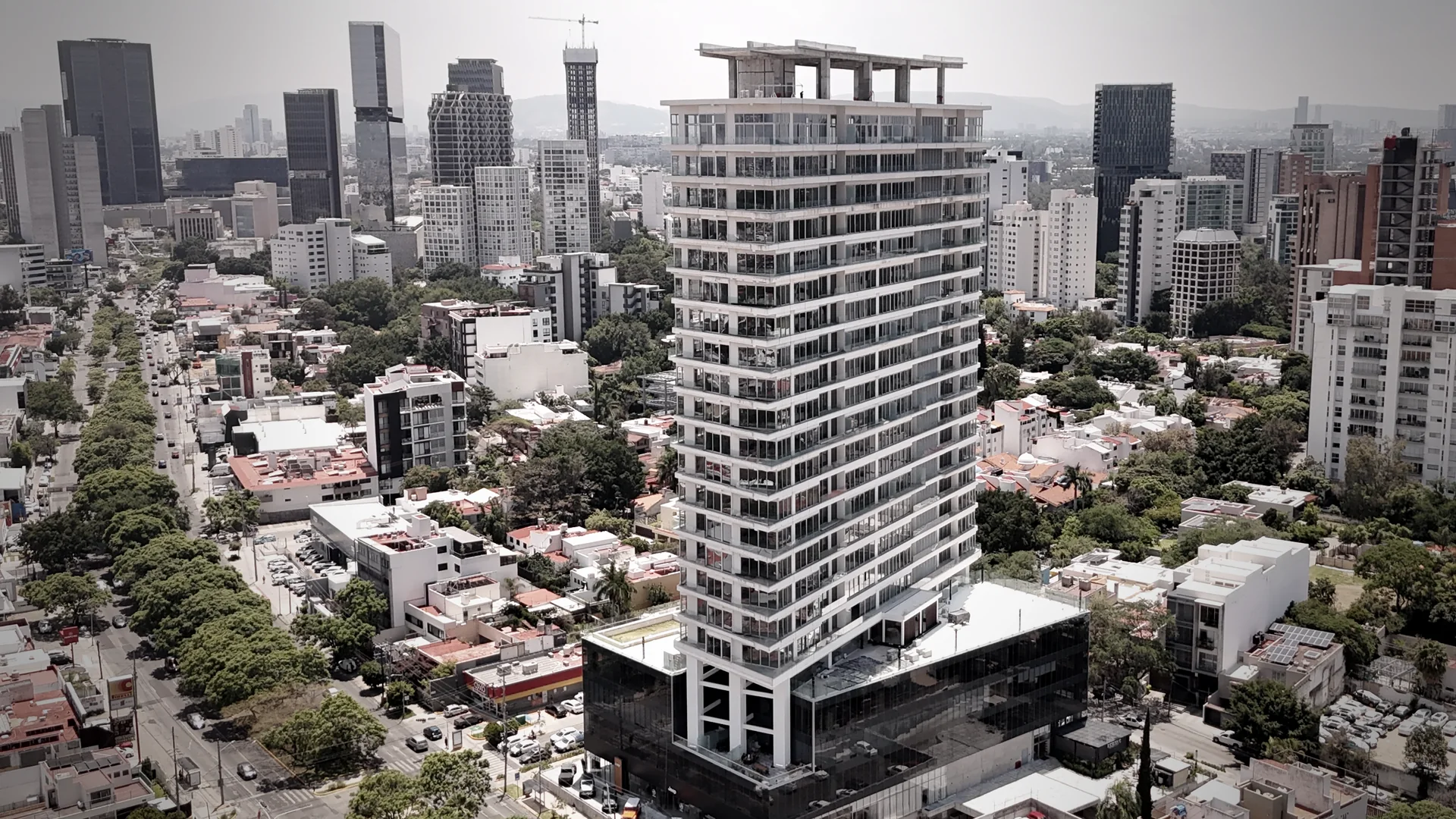 Toma aérea de la torre de Essentia Country con el skyline de Guadalajara