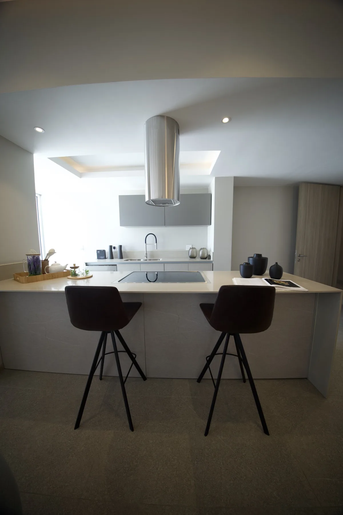 Cocina con isla del departamento muestra